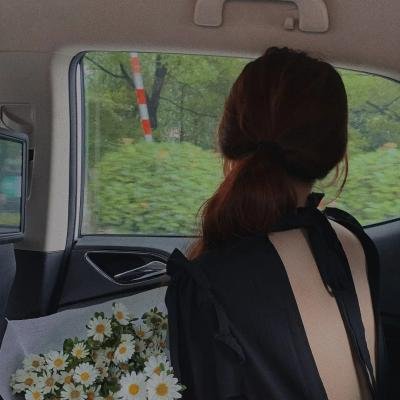 流量艺人旧照被扒，服务器被挤瘫痪，一个月持续发酵